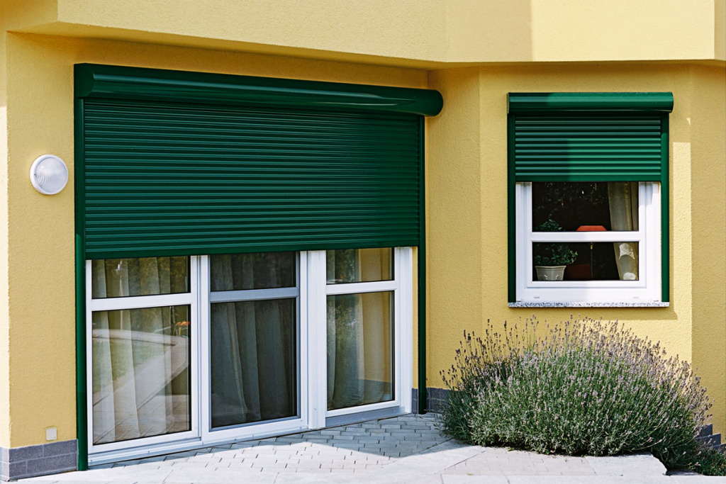 Умиротворяющий цвет – зелёные рольставни на окнах дачного дома